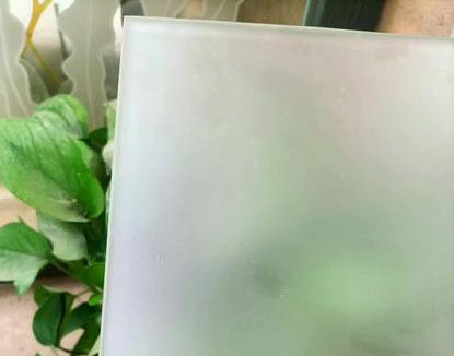 Hình ảnh nghệ thuật / thủy tinh băng trắng sữa được sử dụng cho ngăn ngăn phòng tắm với sự riêng tư tốt