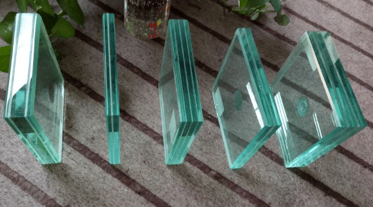 Kính niêm mạc: một sản phẩm thủy tinh bền được hình thành bằng cách gắn nhiều lớp với một lớp giữa mạnh.