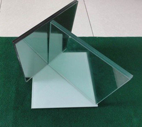 Kính niêm mạc: một sản phẩm thủy tinh bền được hình thành bằng cách gắn nhiều lớp với một lớp giữa mạnh.