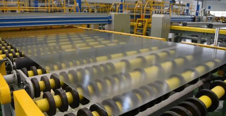 Thiết kế tòa nhà Photovoltaic Low Iron Panel Glass Haze ≤1.5% Độ ổn định nhiệt ≥Grade 4