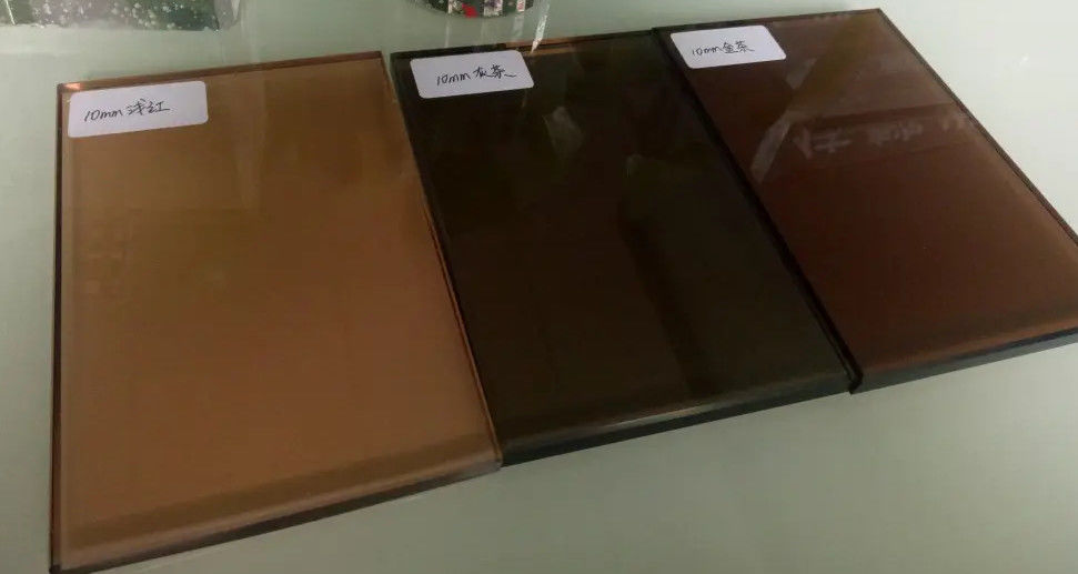 Kính phản xạ màu thiết kế độc đáo cho trang trí tòa nhà
