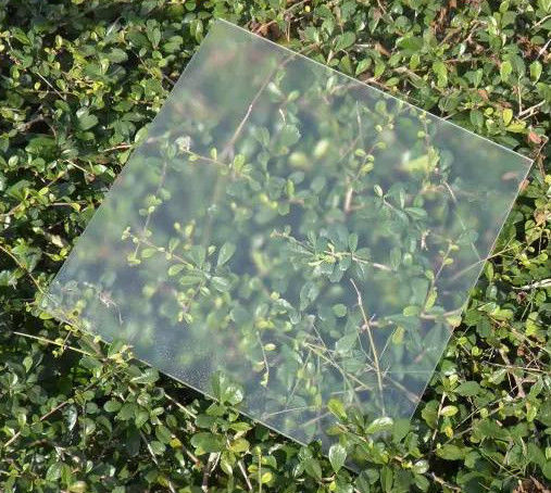 Bán nóng 3.2mm-4mm Ultra Clear Low Iron Tempered Solar Glass cho tấm pin mặt trời